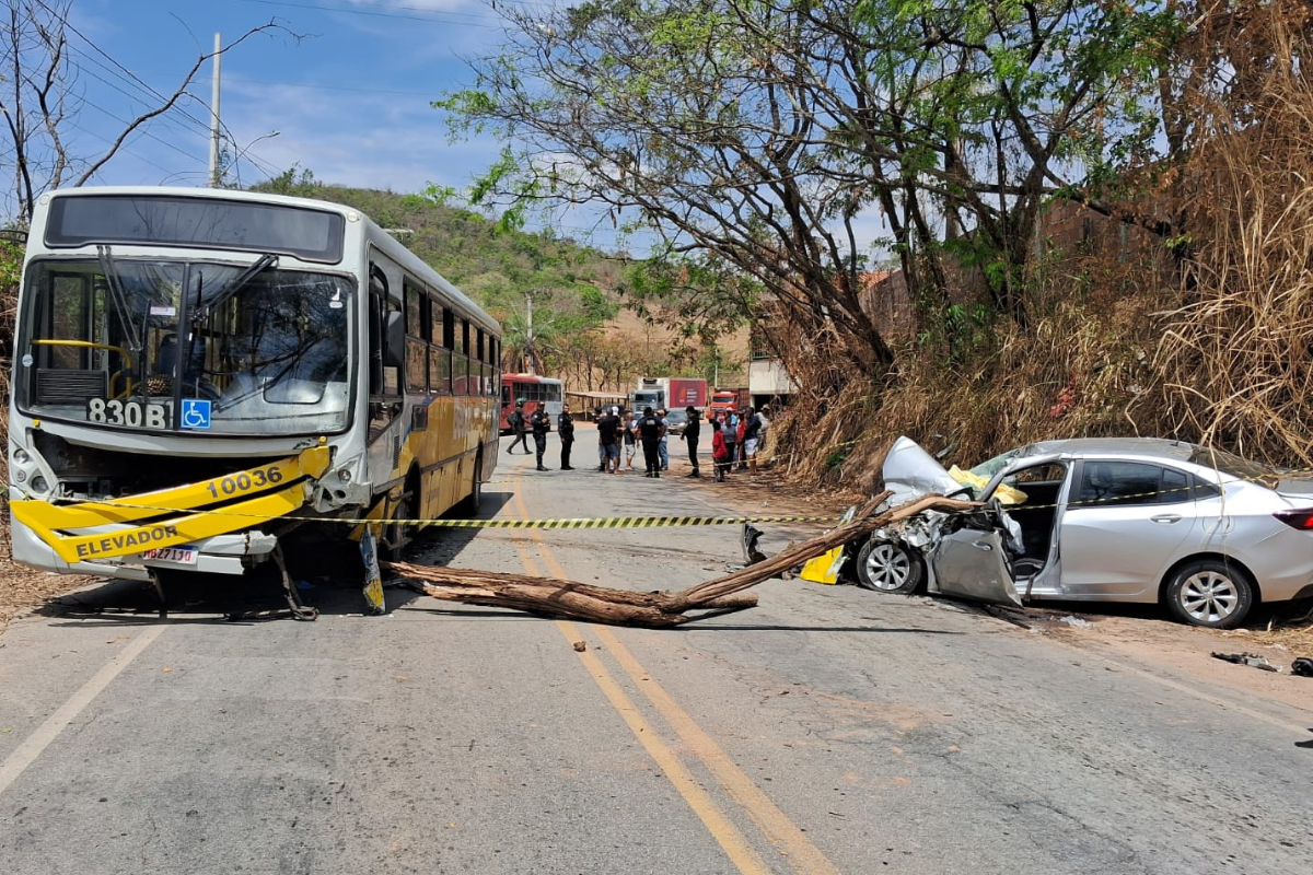 O carro modelo Ônix Plus colidiu contra a parte frontal e a lateral esquerda de um ônibus, na altura do km 50 da rodovia