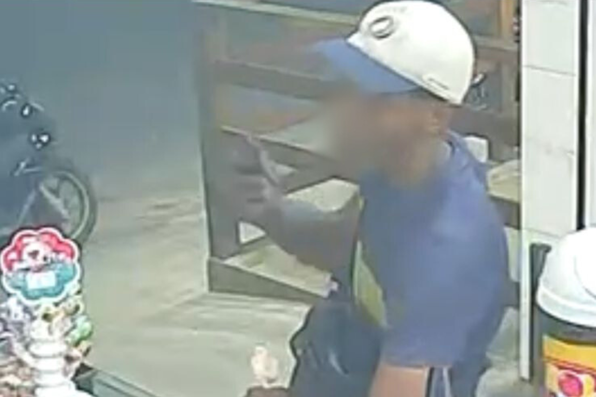 Na padaria, o homem aproximou do caixa, anunciou o assalto, exibiu uma arma e fez exigências ao atendente