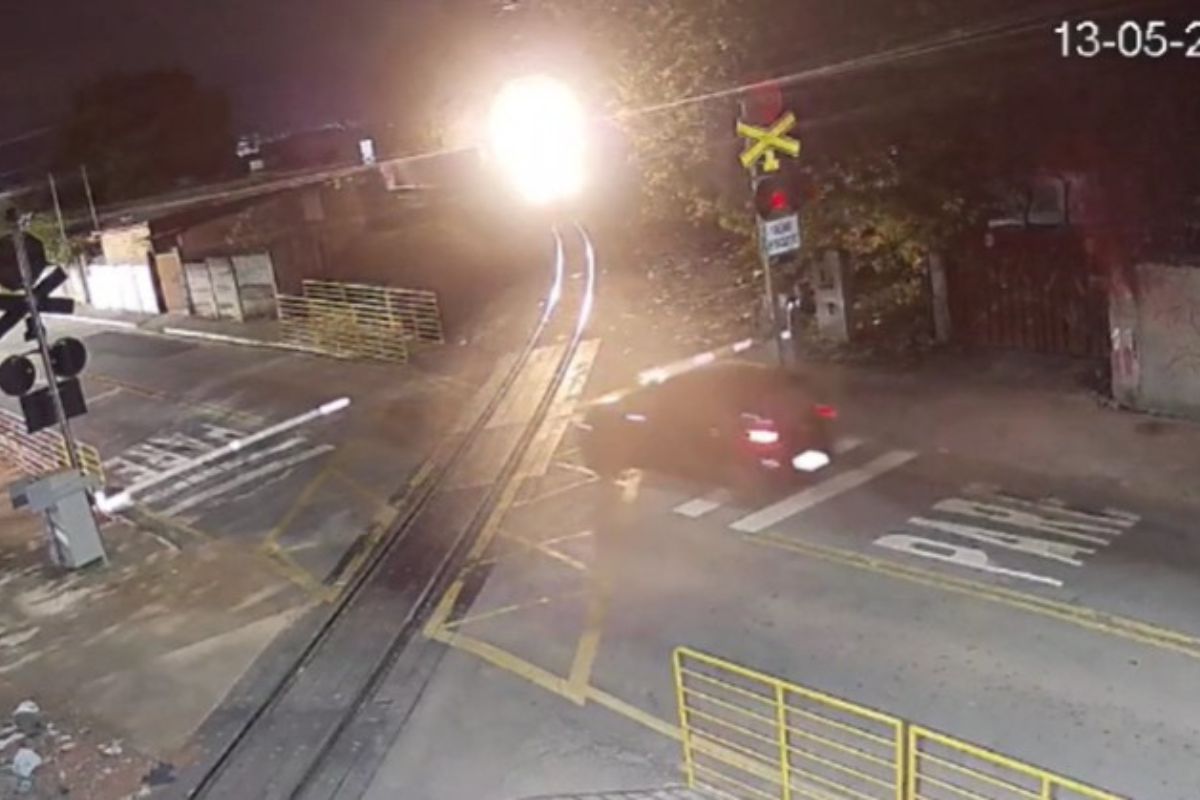 Transitar com o veículo após a sinalização de advertência de uma passagem em nível configura infração gravíssima