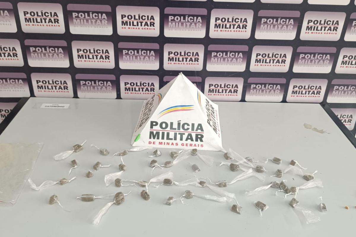 Os militares apreenderam 40 buchas de maconha, cinco pedras de crack e um pino de cocaína