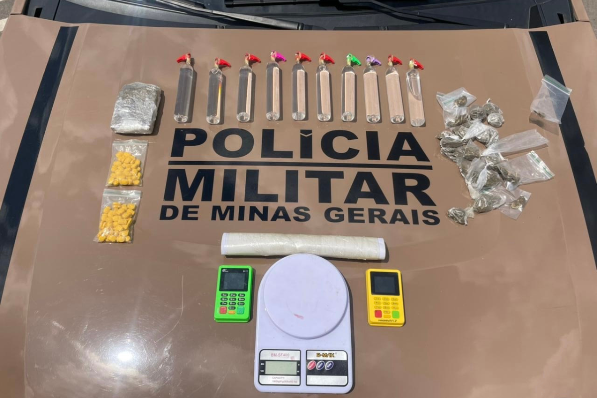 Foram apreendidos: 1 barra de maconha, 20 porções de maconha, 72 comprimidos de ecstasy, 10 frascos de lança-perfume, 1 balança de precisão, 2 máquinas de cartão de crédito e materiais para dolagem
