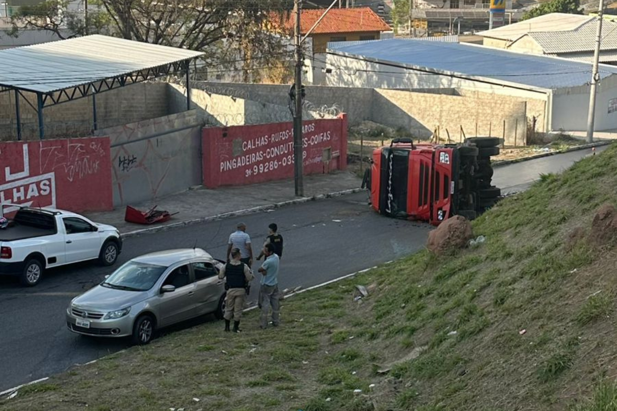 O motorista, único ocupante da carreta, disse que a direção travou pouco antes da curva, o que fez com que ele perdesse o controle
