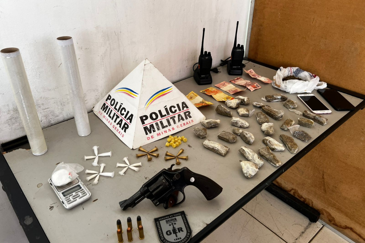 Foram apreendidos: 27 porções de maconha, 25 pinos de cocaína, dois rádios comunicadores, uma balança, um revólver calibre .38 e cinco munições intactas