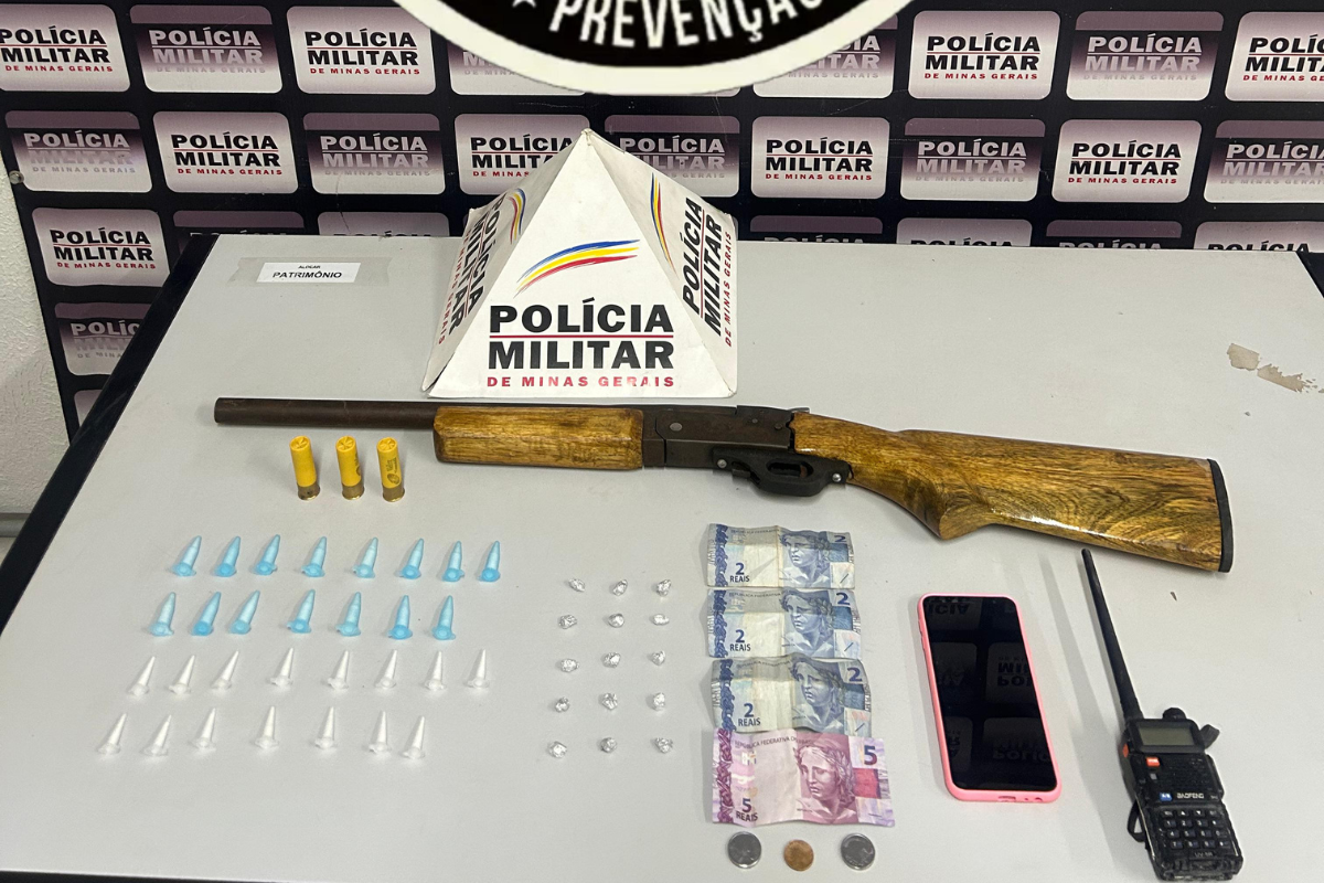 Foram apreendidas 30 porções de cocaína, 15 pedras de crack, além de uma mochila com uma espingarda de fabricação caseira, três munições calibre 20, um rádio comunicador e uma quantia de R$ 12,10 em dinheiro