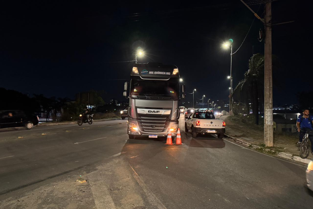 De acordo com o condutor do veículo, a barra de direção quebrou, fazendo com que a carreta invadisse a contramão