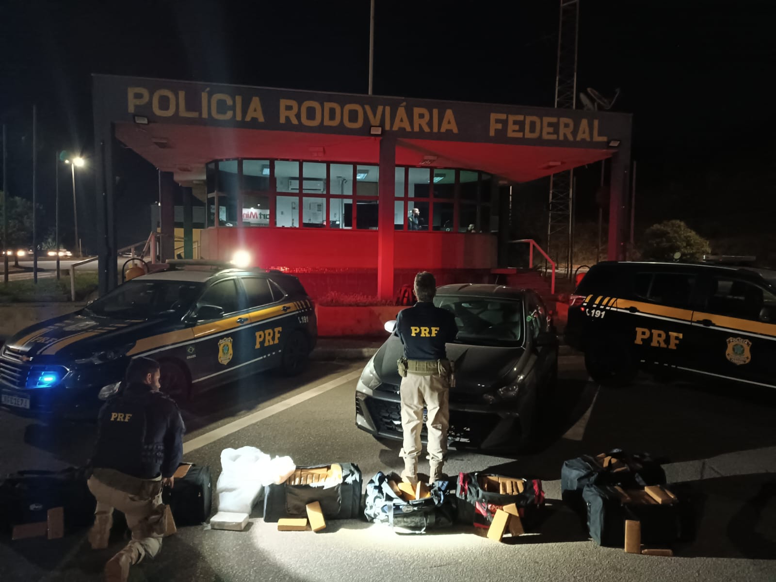 Motorista, veículo e droga foram encaminhados à Polícia Judiciária para as providências legais
