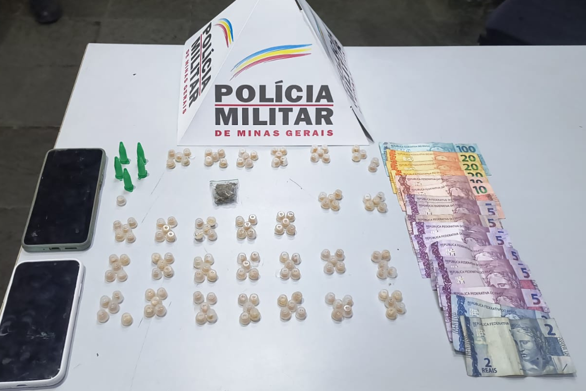 Foram apreendidos 136 pedras de crack, uma porção de maconha, cinco pinos de cocaína, dois celulares e R$ 229 em dinheiro