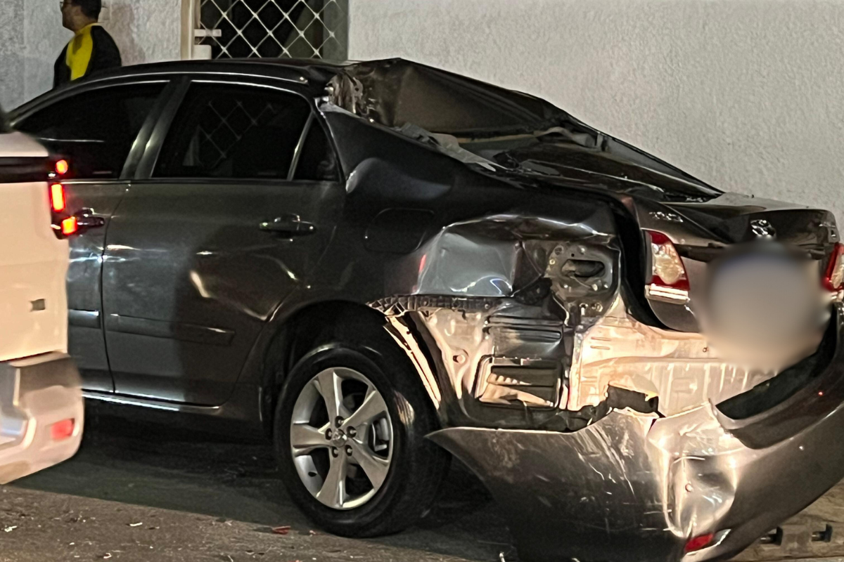 Com o impacto, o Toyota Corolla ficou com a traseira e a lateral traseira esquerda danificadas