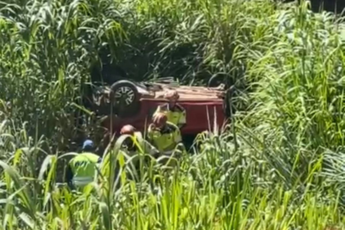 Veículo sofreu uma queda livre de aproximadamente 8 a 10 metros, na margem do rio