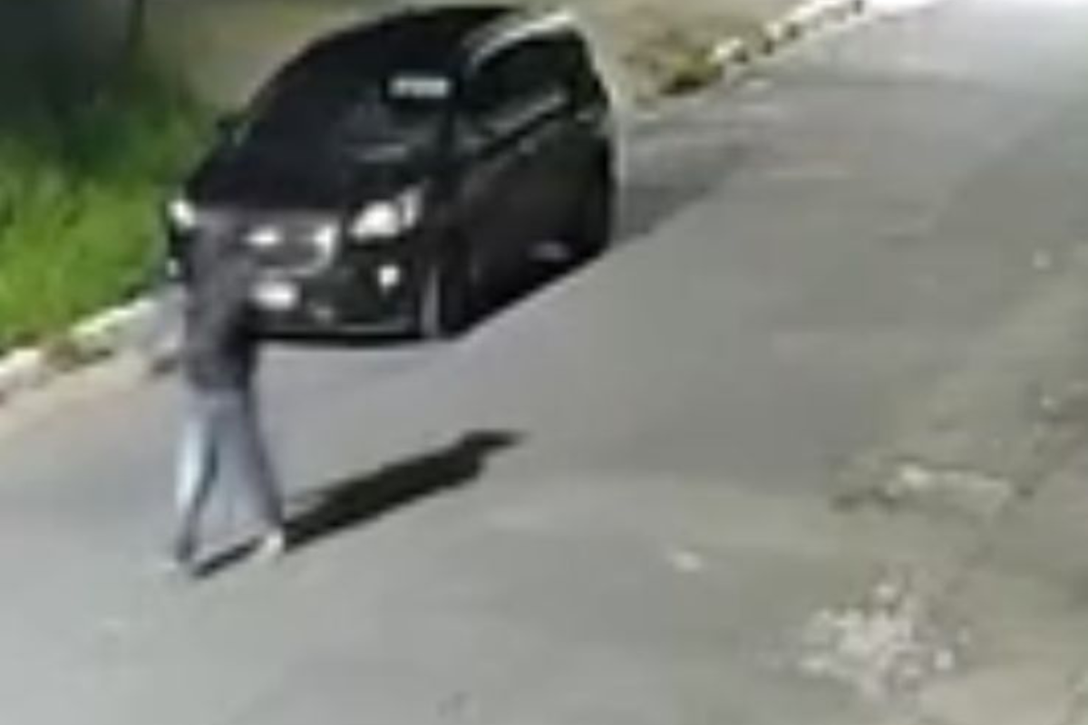 Para evitar identificação, ele usava boné e blusa de frio com capuz