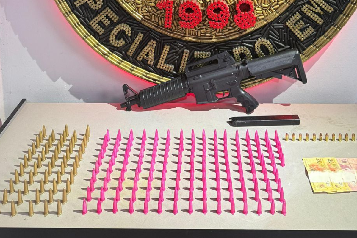 Foram recolhidos 208 pinos de cocaína, 12 munições calibre .380, R$ 70 em dinheiro, um carregador de fabricação caseira e uma submetralhadora artesanal