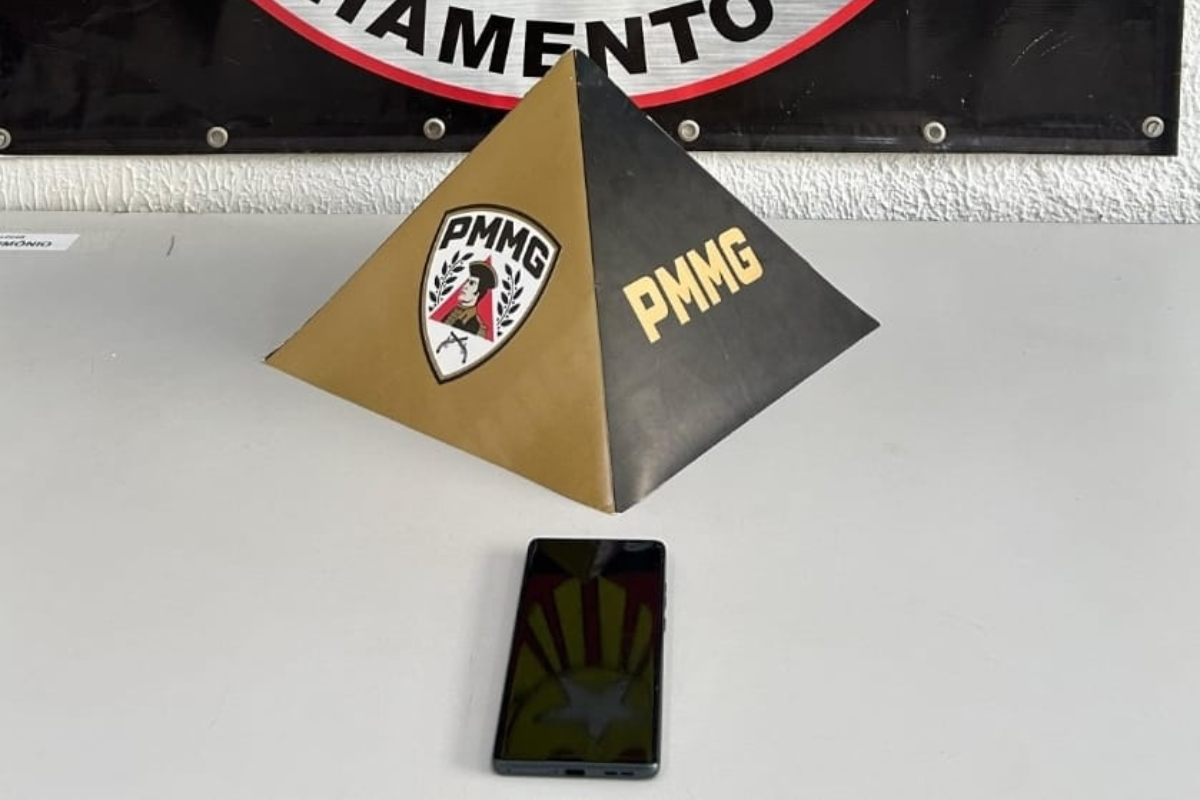 Celular que estava sobre o balcão do estabelecimento