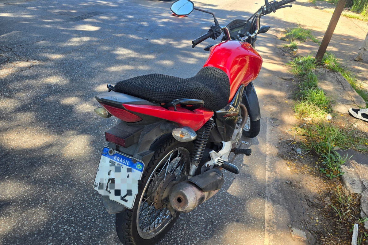 Moto registrada no Rio é preta, enquanto a abordada em Betim era vermelha