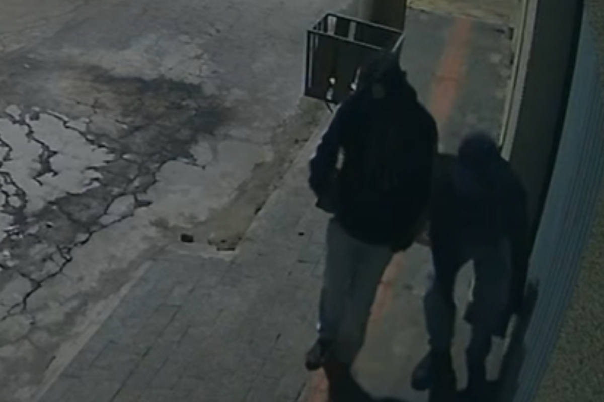 Suspeitos retornaram ao endereço, desta vez portando armas brancas e com a provável intenção de invadir o imóvel