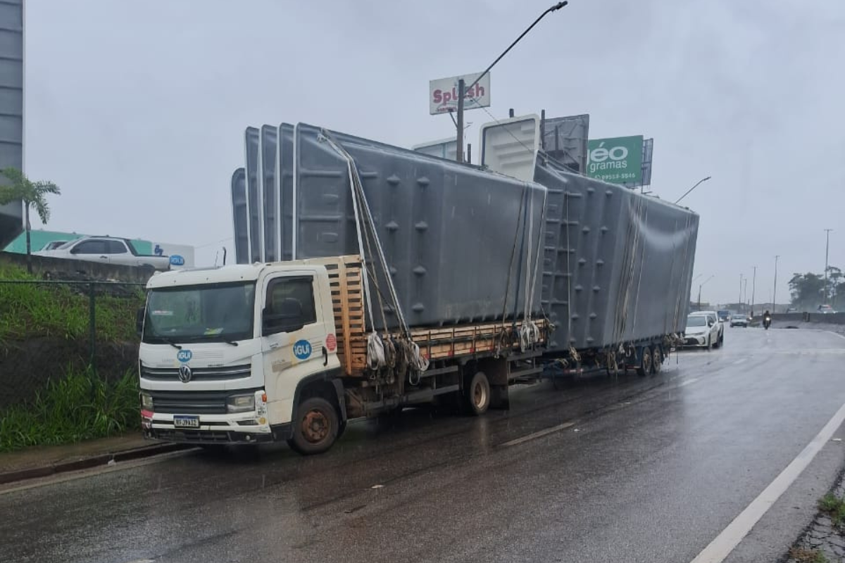 Motorista morreu no local após ser atingido pela carga de piscina que caiu de caminhão