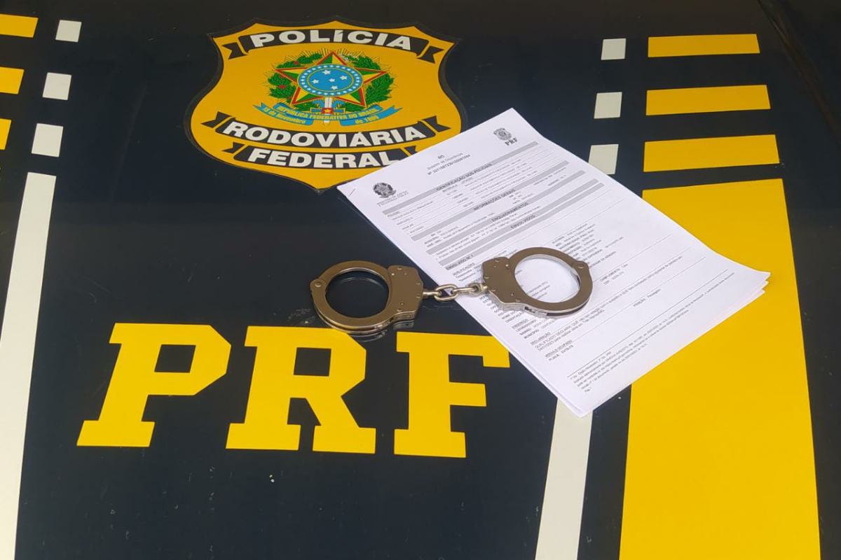 PRF apresentou mandado à passageira, que alegou desconhecer a existência da ordem judicial