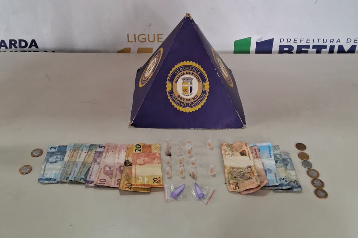 Ao todo, foram apreendidos 11 pedras de crack, dois pinos de cocaína e R$ 152 reais