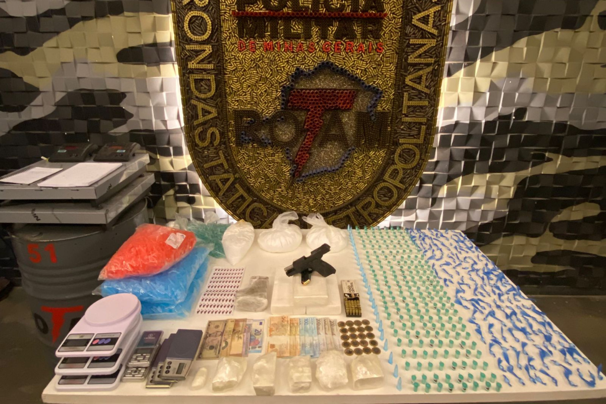 Foram apreendidos 368 pinos de cocaína, 152 papelotes da mesma droga, nove porções de cocaína, um tablete de maconha, além de 6 balanças de precisão e duas balanças industrial. Também foram recolhidos dois cadernos com anotações do tráfico, R$ 1.073 em dinheiro, uma pistola calibre 9 milímetros, 30 cartuchos intactos de munição de treino e oito munições calibre 9 milímetros