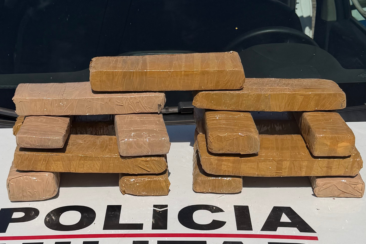 As barras de maconha e o homem foram encaminhados para a Delegacia de Polícia Civil