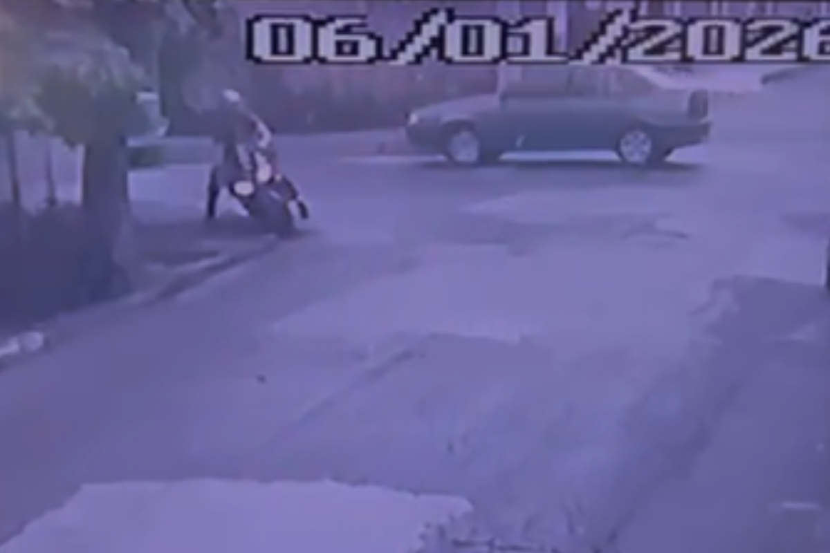 Batida aconteceu na esquina das ruas Presidente Vargas e Rita Cândida Moreira, e foi flagrada por câmeras de segurança