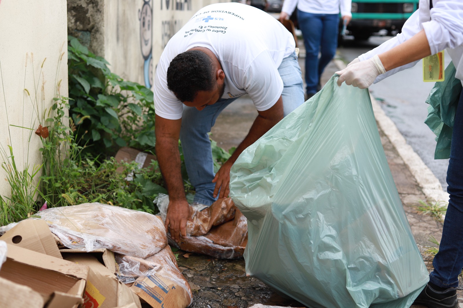 Agentes de combate a endemias percorrem endereços para vistoriar e eliminar focos do mosquito