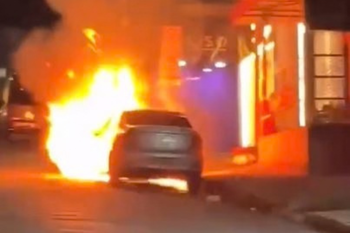 Renault Logan estava estacionado na rua Coronel Félix da Mata