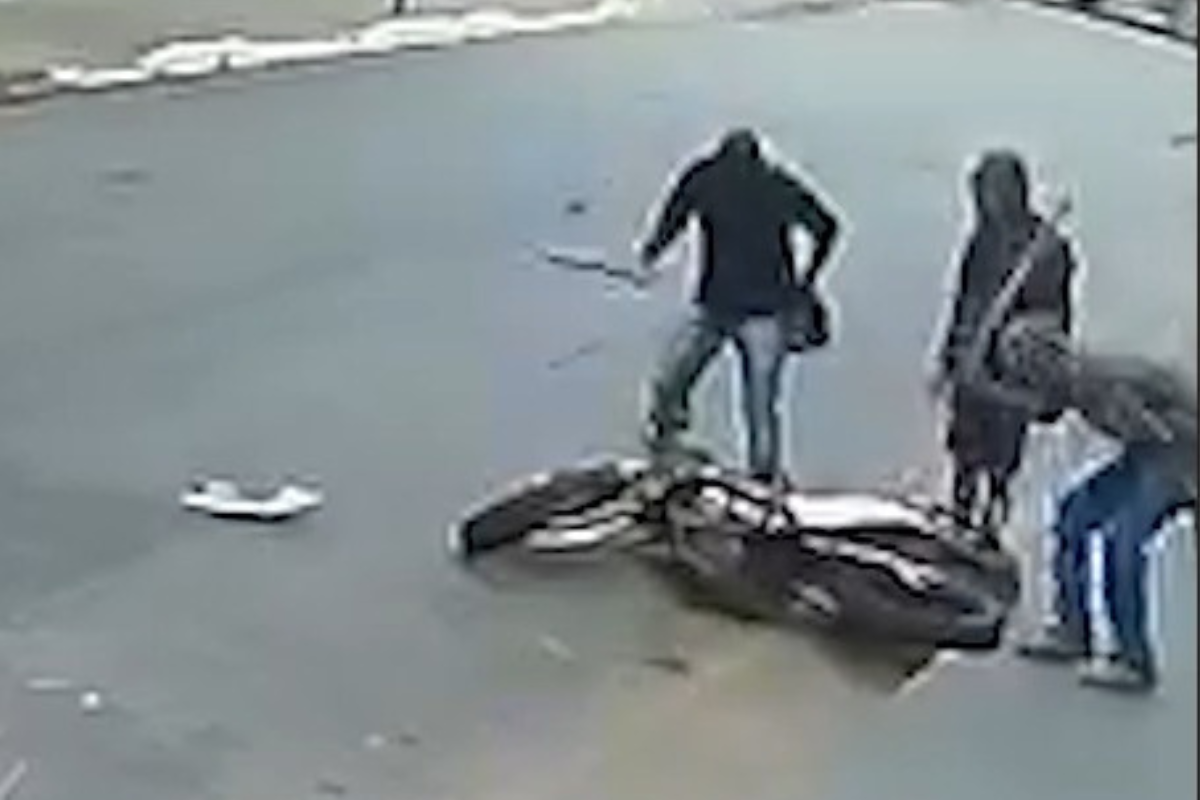 Câmeras de segurança registraram o momento em que moto é depredada por três pessoas na rua do Rosário, nesta terça-feira (13/10)