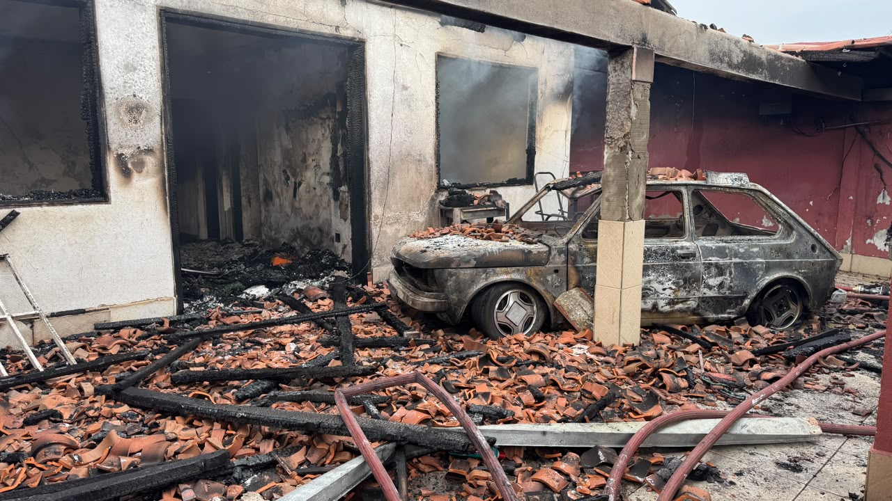 Veículo que estava na garagem do imóvel também foi atingido pelas chamas