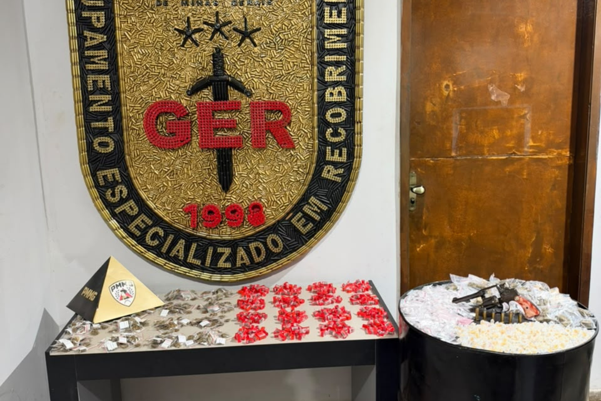 Na ação, um revólver calibre .38, seis munições e centenas de porções de drogas foram apreendidos