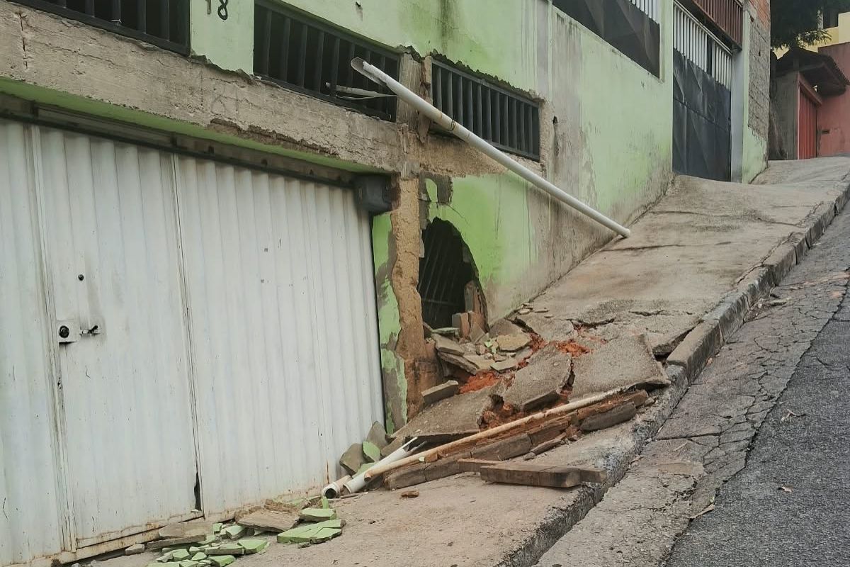 Ao trafegar pela via, o caminhão ficou sem tração, e o motorista teria perdido o controle da direção, atingindo o imóvel