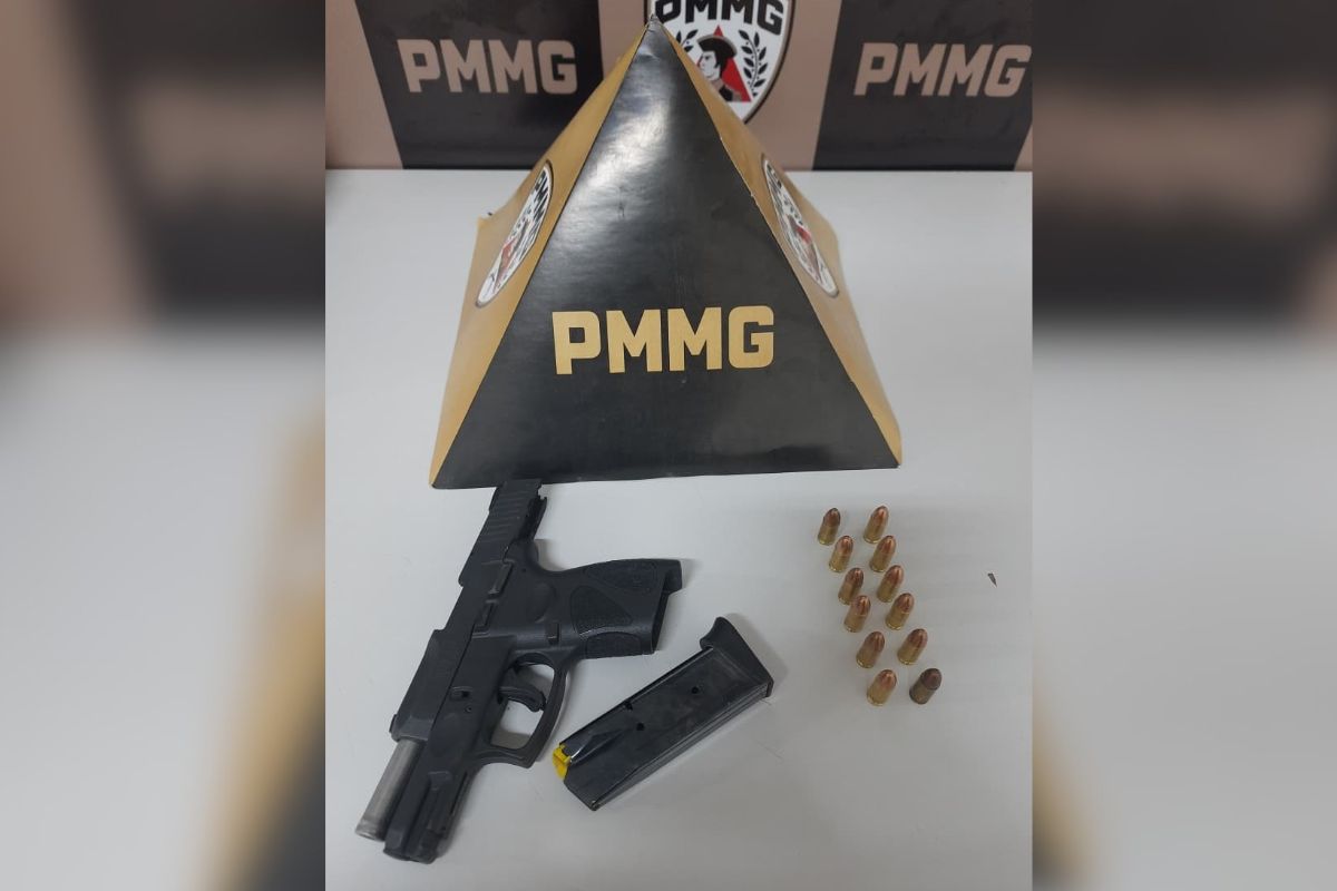 Homem foi encaminhado à Delegacia de Plantão, juntamente com a pistola, um carregador e as 12 munições apreendidas