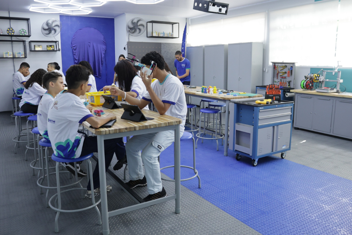 Sala conta com impressora 3D, kits de robótica, notebooks e tablets
