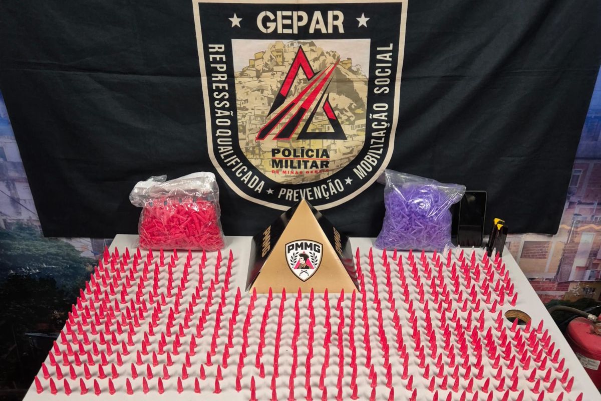 Drogas e carregadores de pistola foram encontrados pelos policiais na casa da vítima