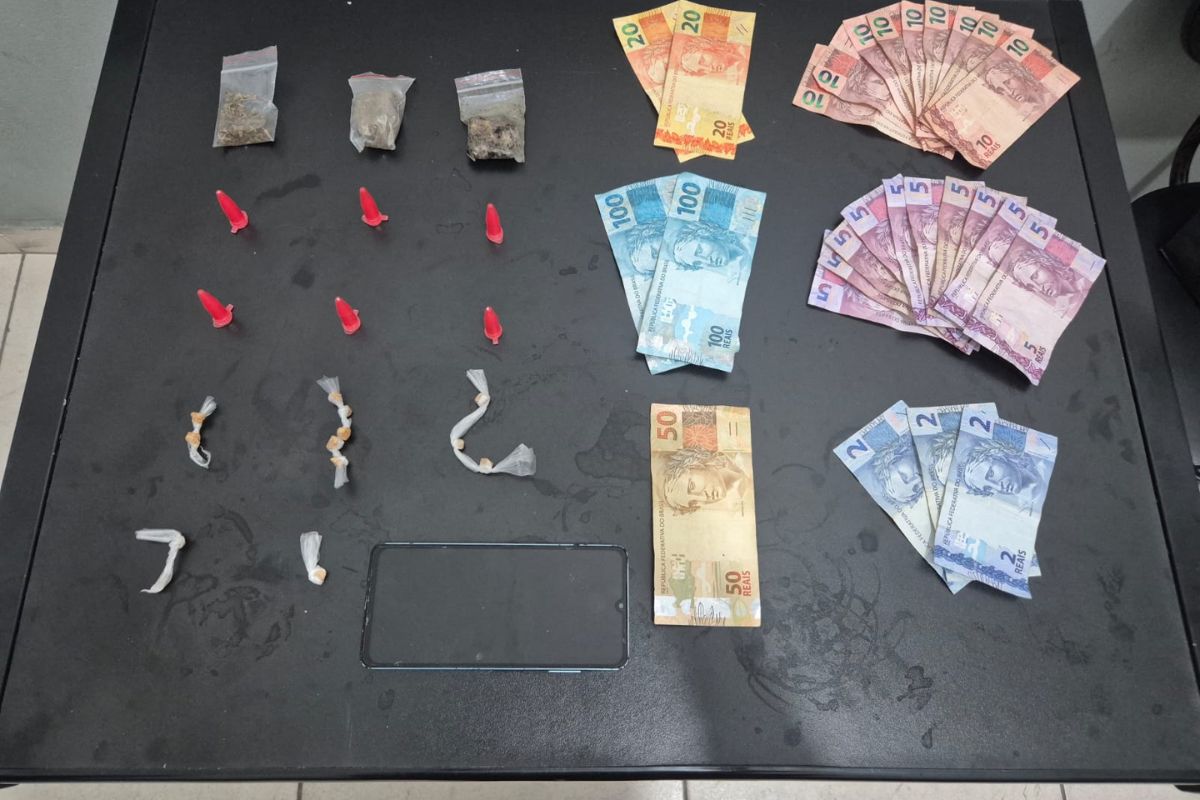 Seis pinos de cocaína, três porções de maconha, 13 pedras de crack, R$ 436 em dinheiro e um aparelho celular foram apreendidos