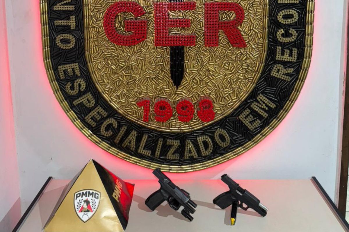 Uma pistola Canik 9mm com mira laser e numeração raspada, uma pistola Taurus G3 calibre 9mm também com numeração suprimida e 22 munições calibre 9mm foram apreendidas 