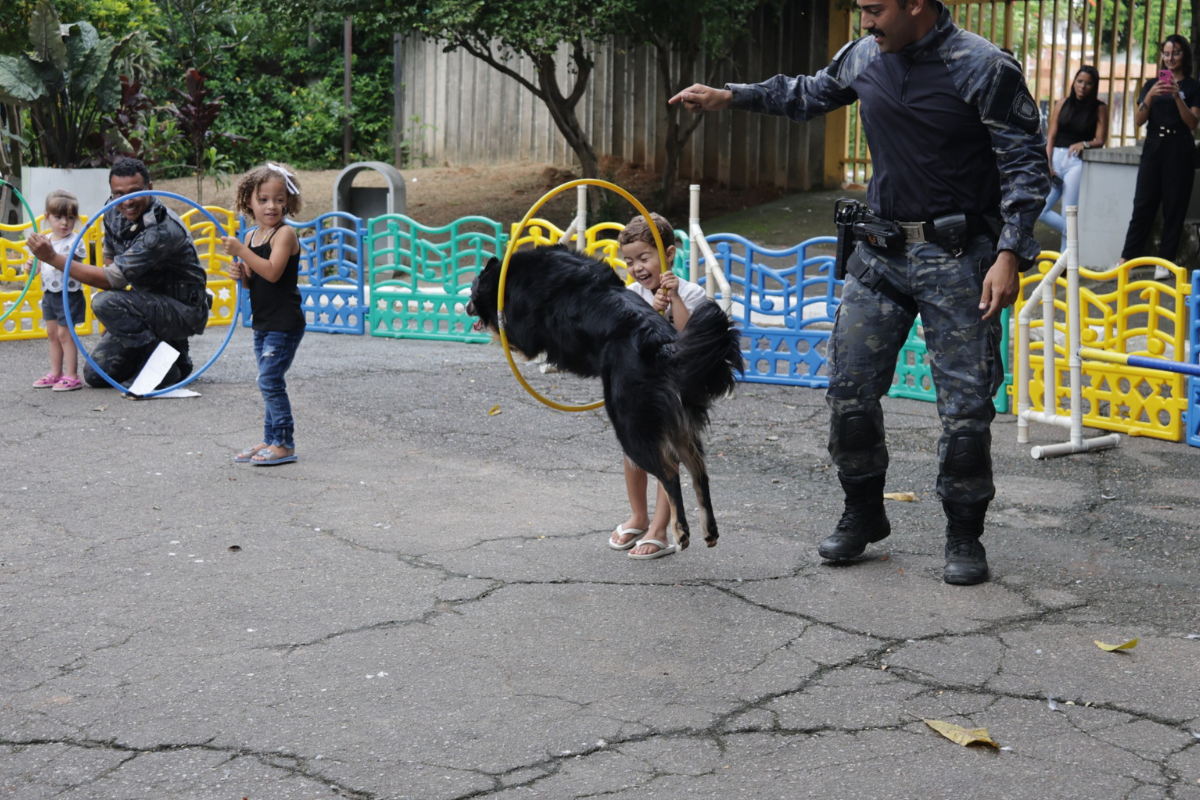 Dog Show, da Guarda Municipal, chama a atenção de crianças e adultos