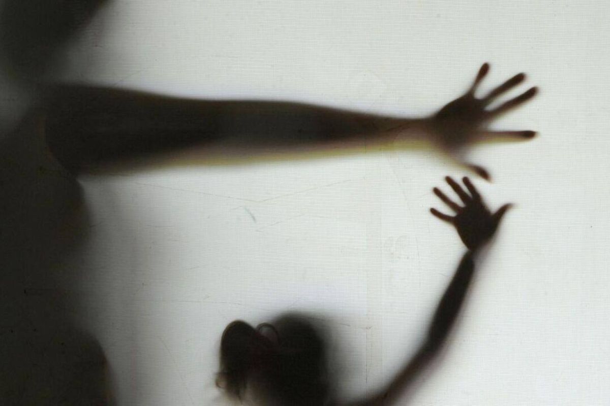 Denúncia indicava ainda que a menina não recebia acompanhamento médico, não frequentava a escola, estava com a vacinação atrasada e vivia em isolamento, inclusive sem contato com outros parentes