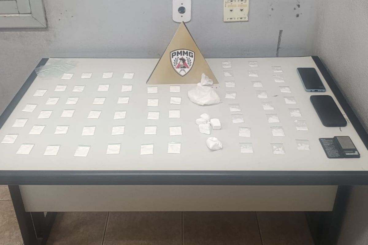 Militares apreenderam 61 papelotes de substância análoga à cocaína, cinco porções de pasta base, duas porções de cocaína prontas para dolagem, dois telefones celulares e uma balança de precisão 