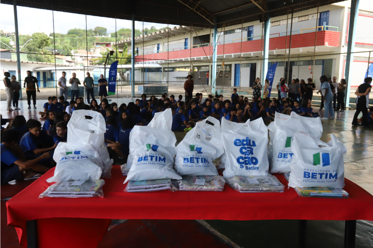 Cerimônia realizada na Escola Municipal Adelina Gonçalves Campos marcou início da entrega dos uniformes e kits escolares em 2026