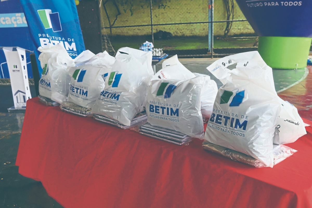 Alunos da pré-escola, do fundamental e da EJA recebem