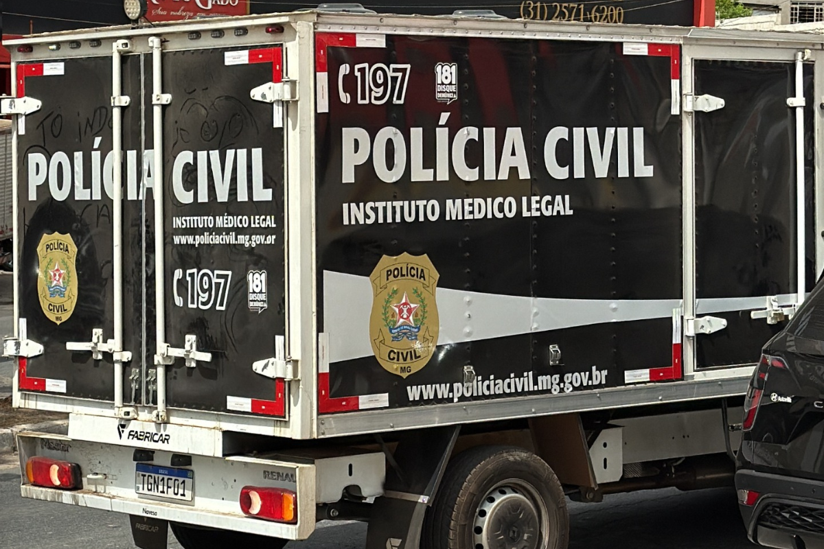 Peritos da Polícia Civil estiveram na cena do crime e verificaram marcas de tiros no rosto e na cabeça da vítima