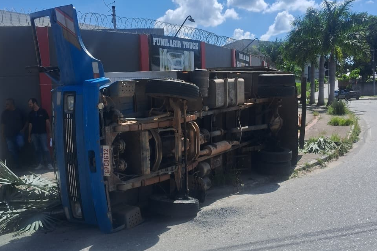 Para evitar colidir com outros carros, já que a via estava movimentada, motorista jogou o caminhão contra a calçada da Mastercar Centro Automotivo