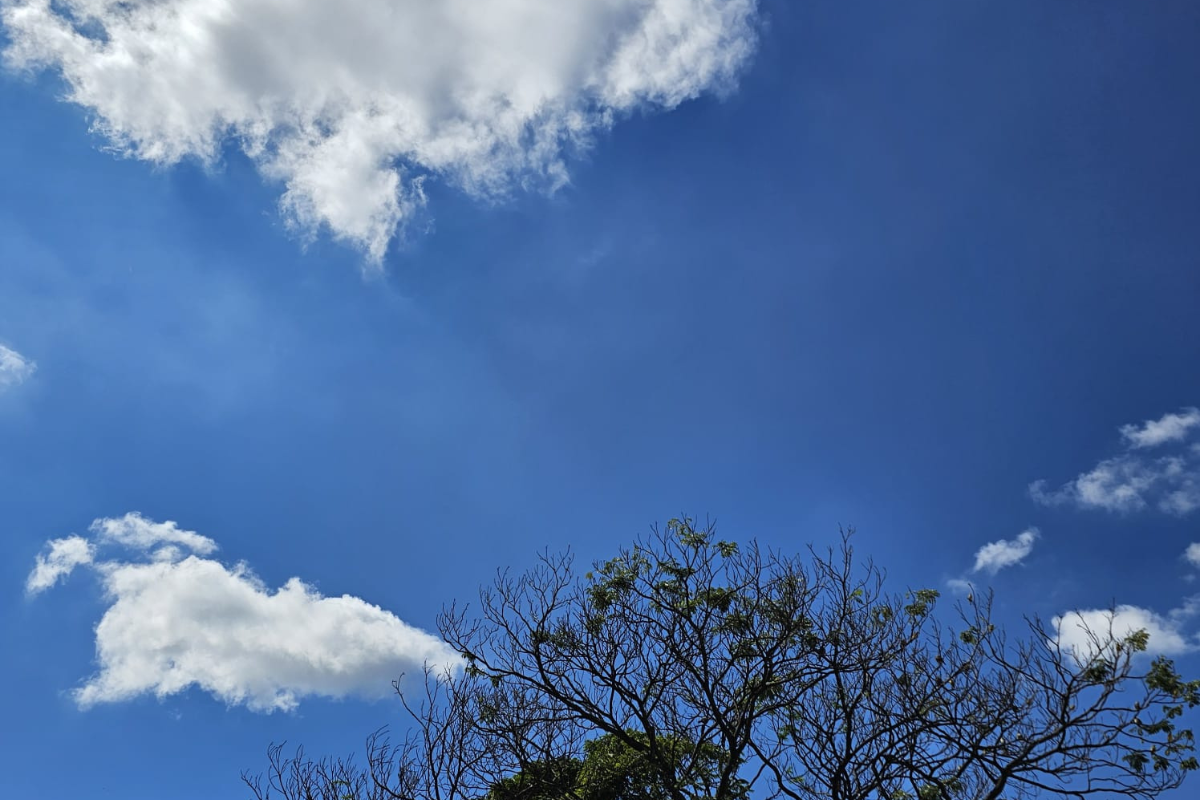 Céu aberto, com poucas nuvens em Betim