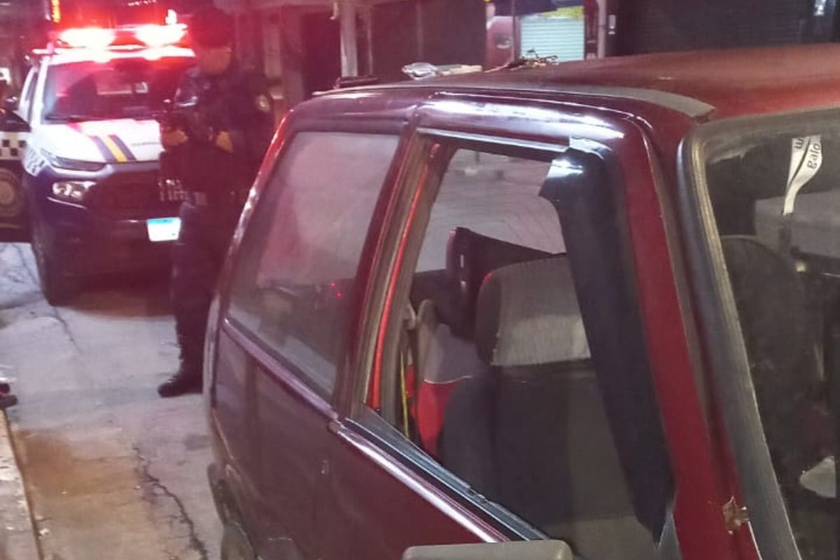 Fiat Uno Mille vermelho foi apreendido e removido para um pátio credenciado