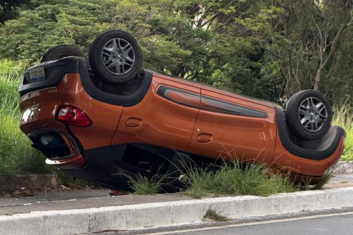 Veículo permaneceu no local até o fim da tarde, aguardando a chegada do guincho do seguro