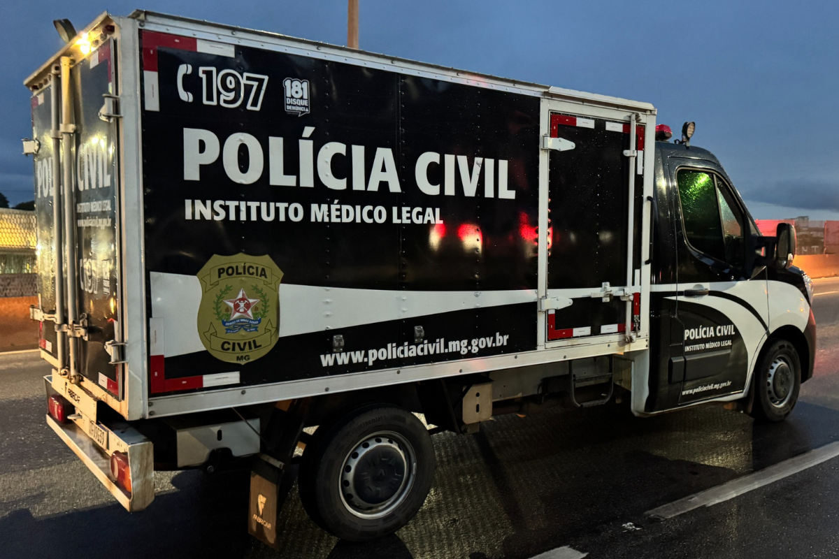 Após trabalho da perícia, corpo da vítima foi levado para o Posto Médico-Legal da cidade