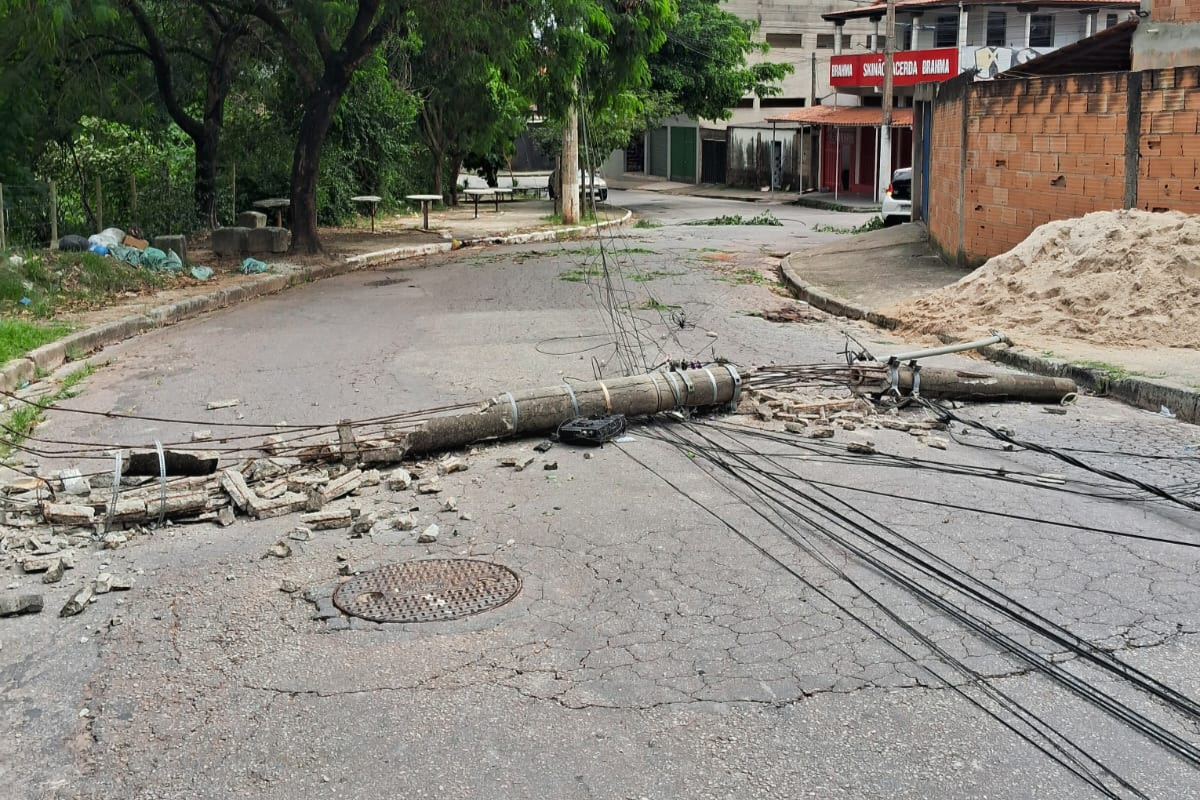 Poste tombou após a batida