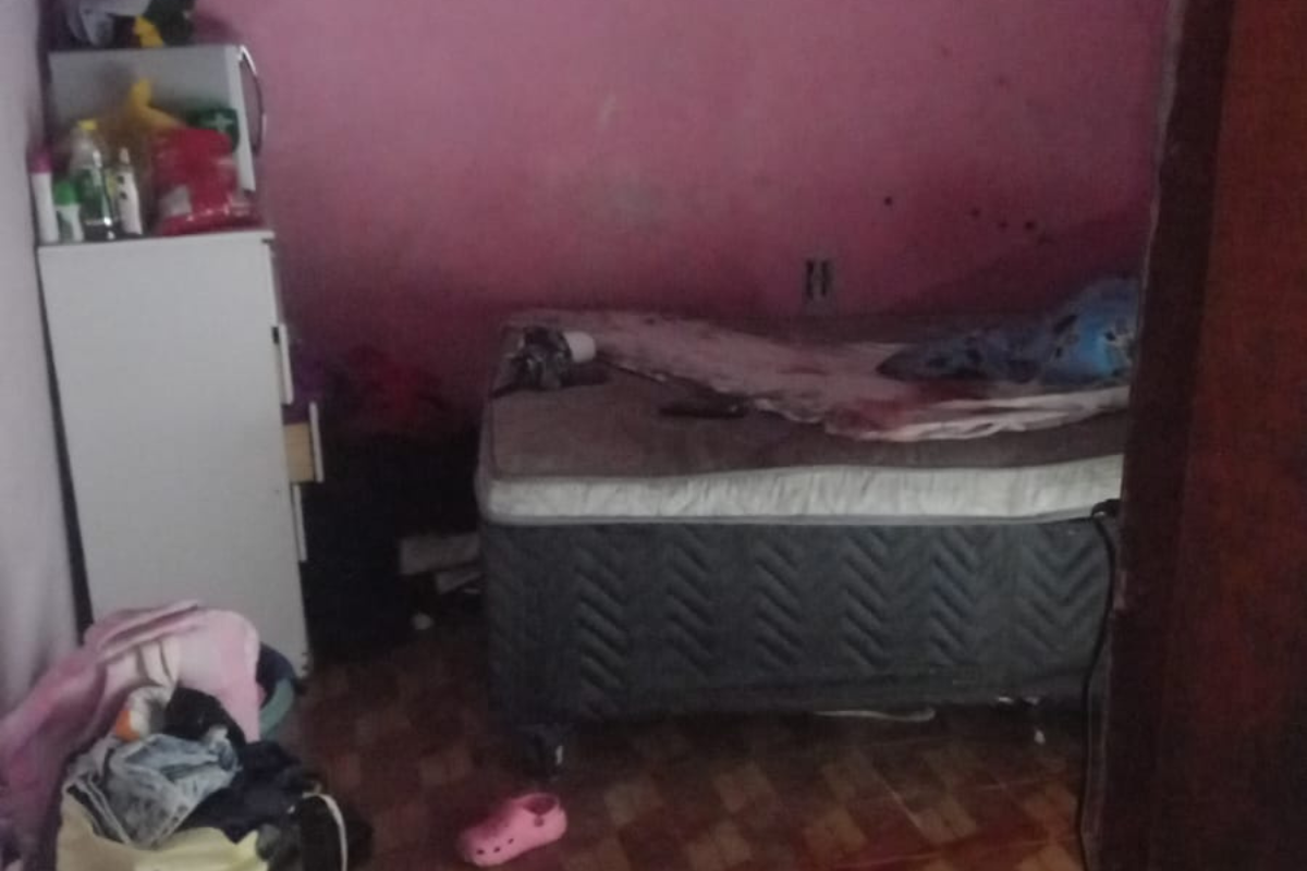 Homem de 35 anos foi morto a tiros em cima da cama