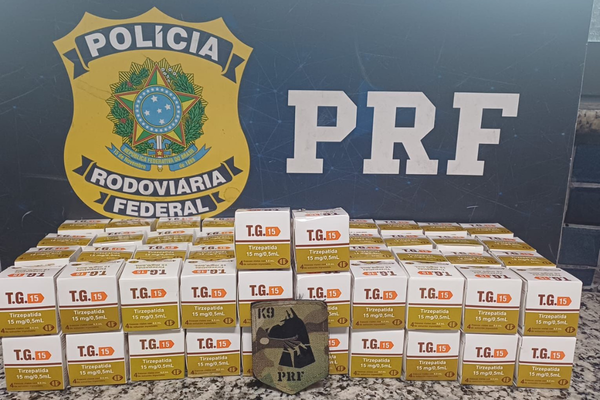 82 caixas de Tirzepatida T.G 15, totalizando 328 ampolas, estavam em um compartimento oculto da bagagem de uma passageira de transporte por aplicativo