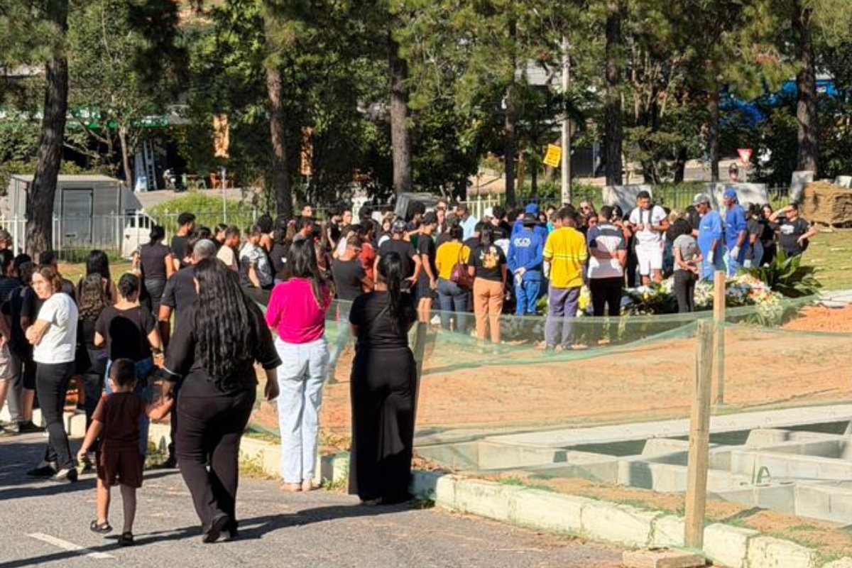 Reportagem de O TEMPO Betim conversou com a mãe de Vinícius, Simônica Marques, em velório realizado no Cemitério Parque Jardim da Cachoeira